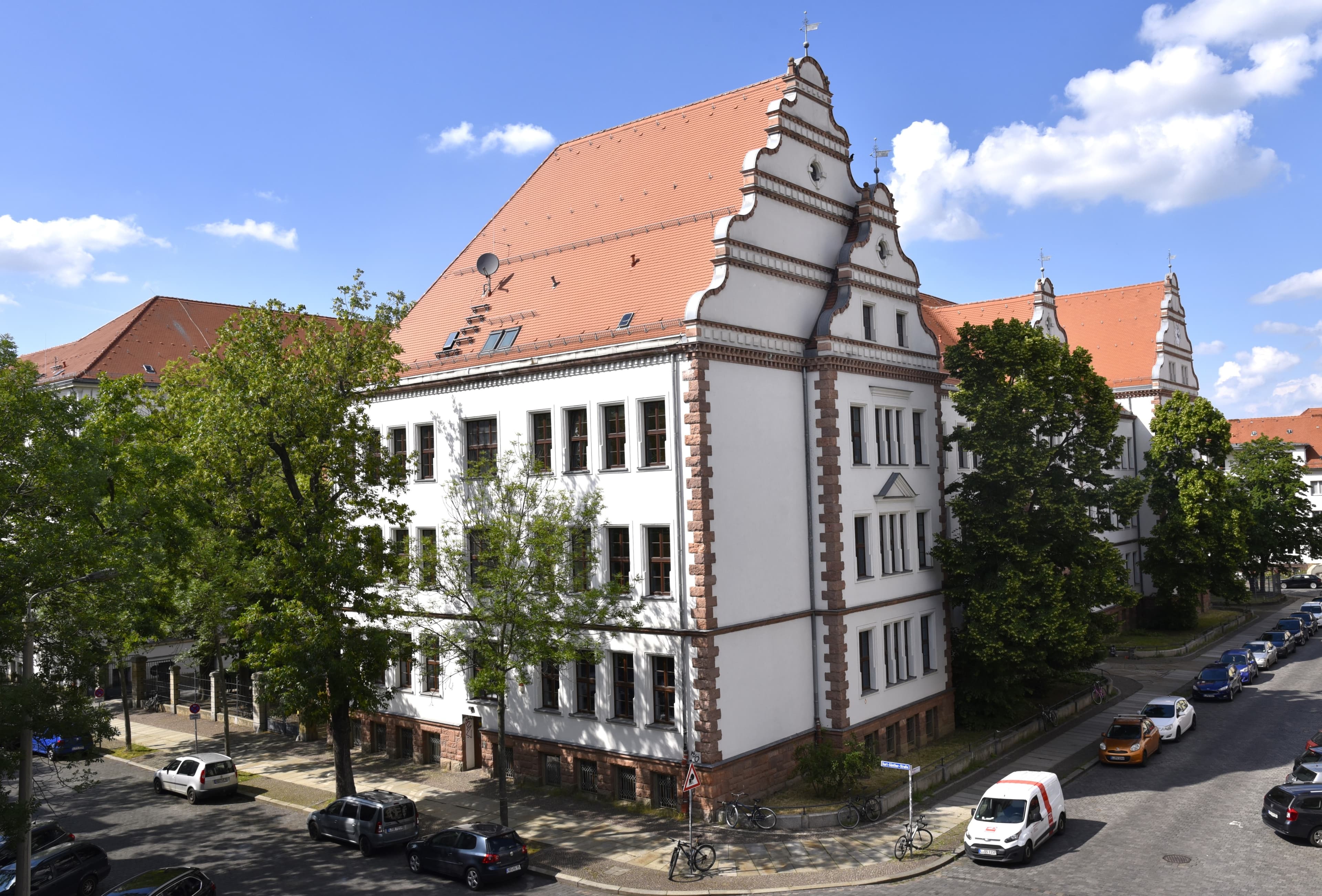 Eine Perspektivansicht der Südseite des Humboldt-Gymnasiums Leipzig in dem das MPZ bis Anfang 2027 untergebracht ist,