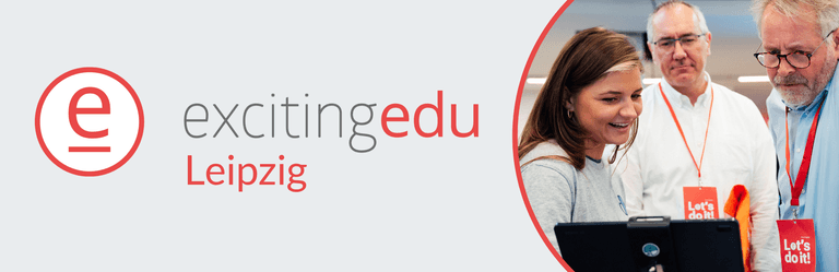 Logo „excitingedu Leipzig“ neben einem Foto von drei Personen, die gemeinsam auf ein Tablet schauen