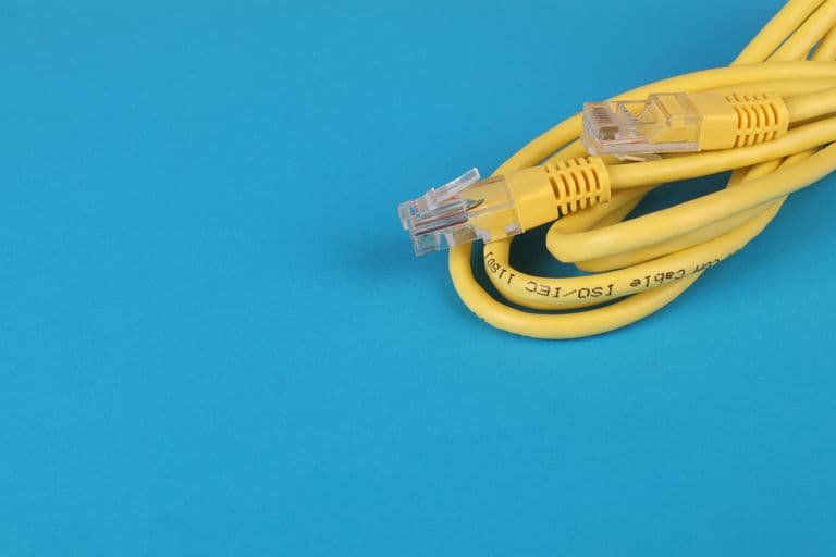 Netzwerkkabel auf blauem Grund