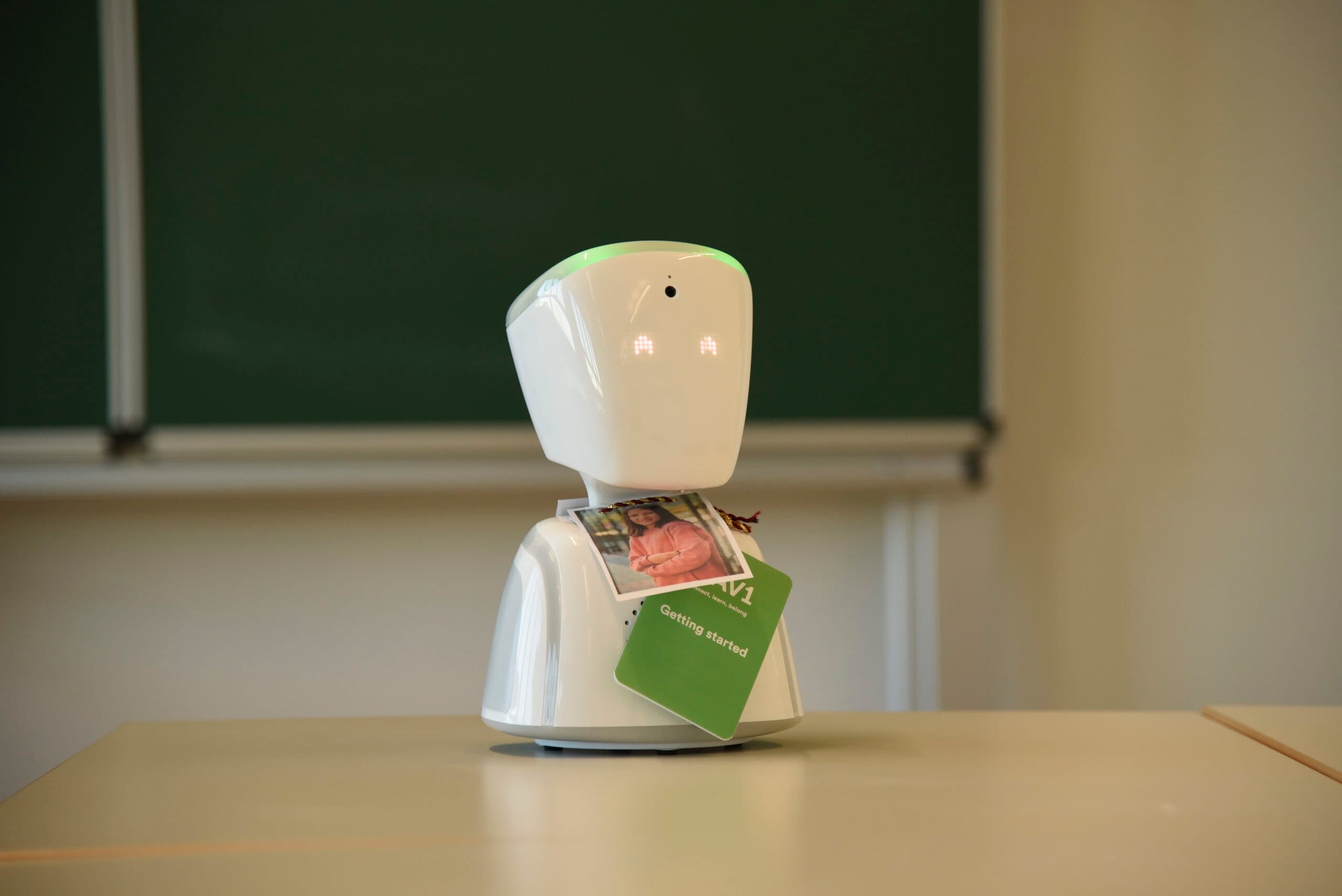 Der kleine Roboter nimmt stets in der ersten Reihe stellvertretend für den Schüler Platz.